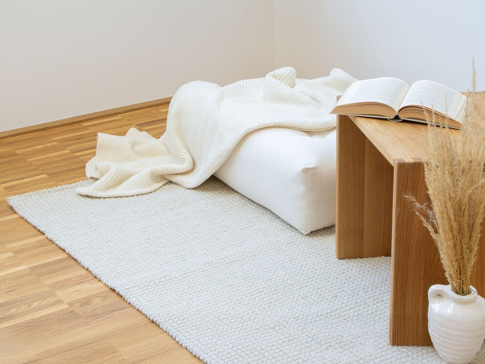 Handgeweven vloerkleed Crusado van scheerwol met een unieke weefstructuur, hier in beige
