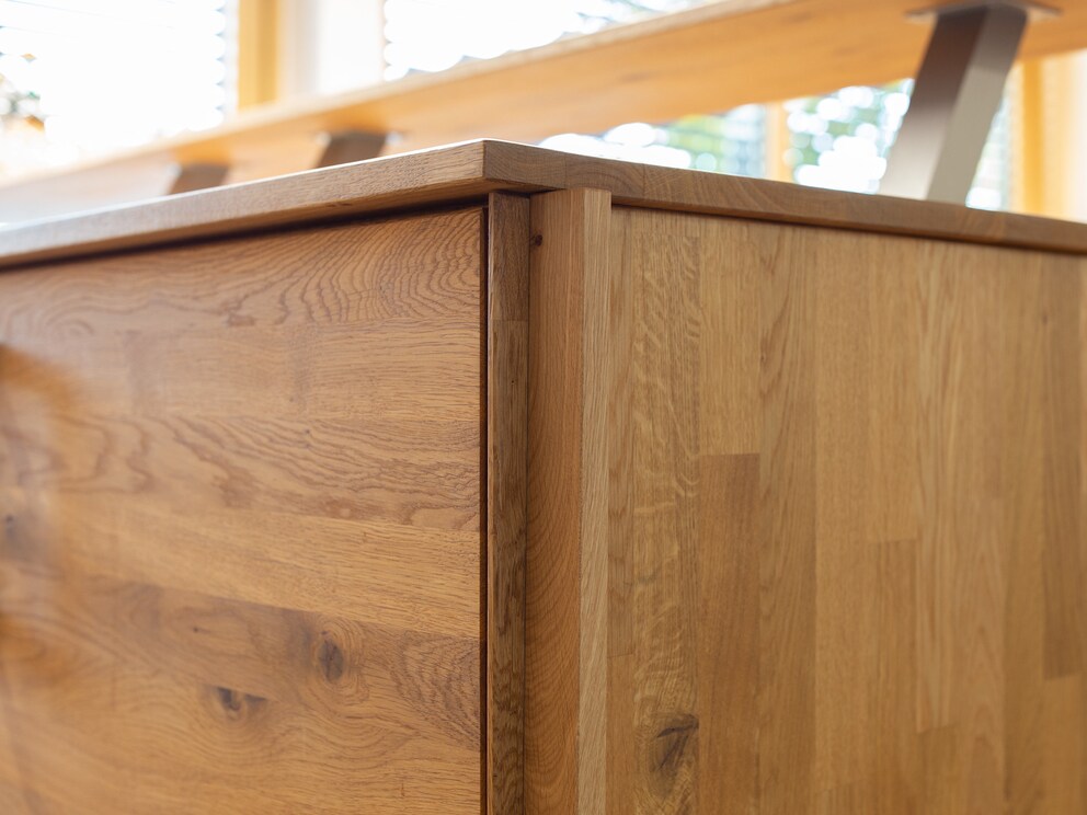 Le panneau d'angle est simplement vissé au module depuis l'intérieur.