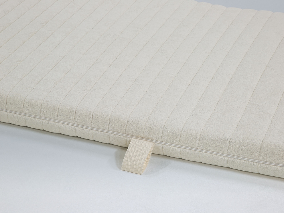 Les housses de matelas sont munies de 4 boucles de retournement pour faciliter l'entretien du matelas