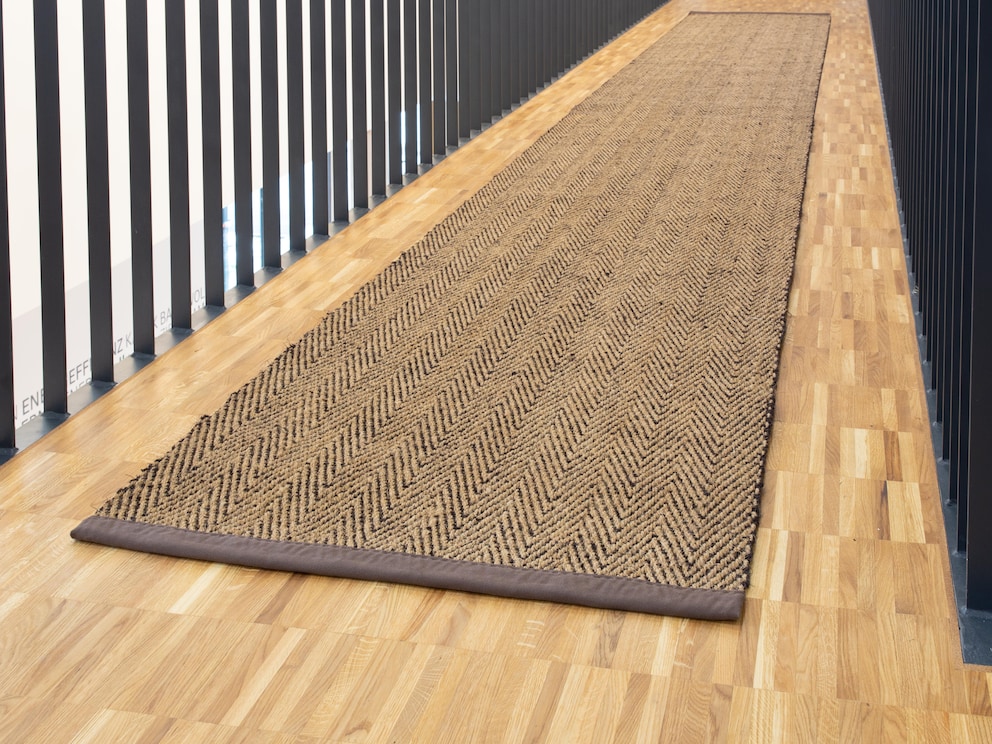 Le tapis de couloir en noix de coco « Palmera » relie les espaces avec majesté - ici en coloris marron naturel