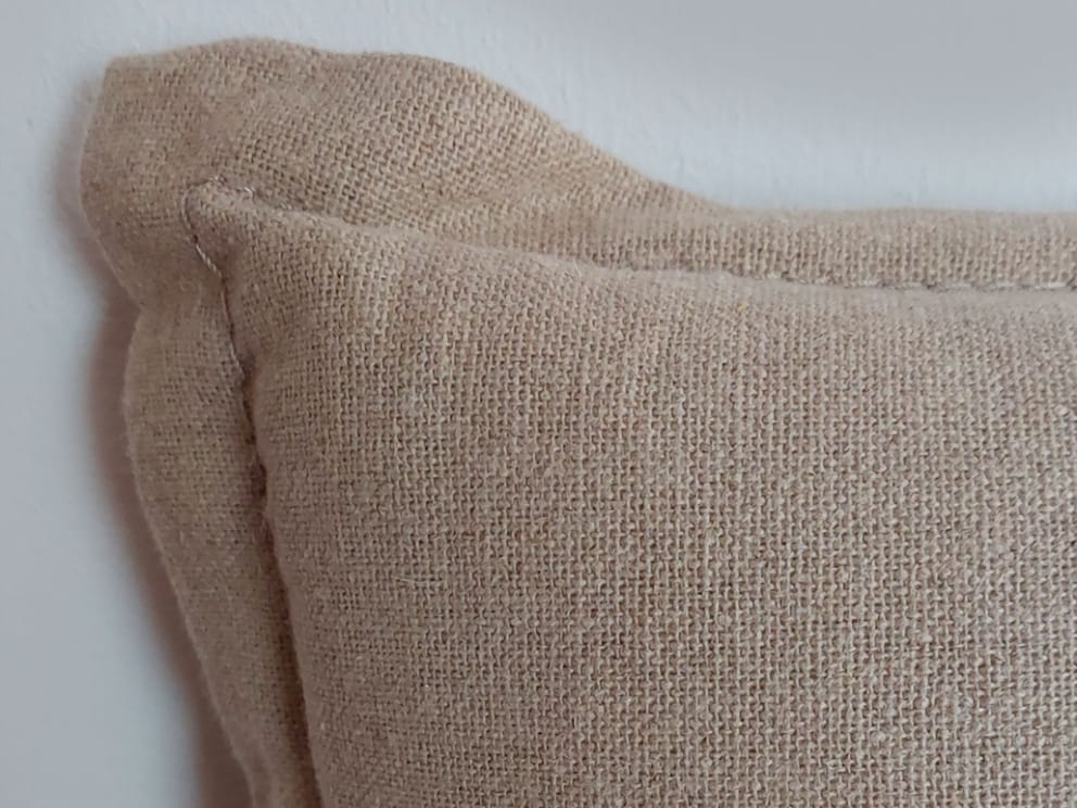 De stoffen bekleding van de gestoffeerde hoofdborden heeft een prachtig natuurlijk effect - hier natuurlijke kleur