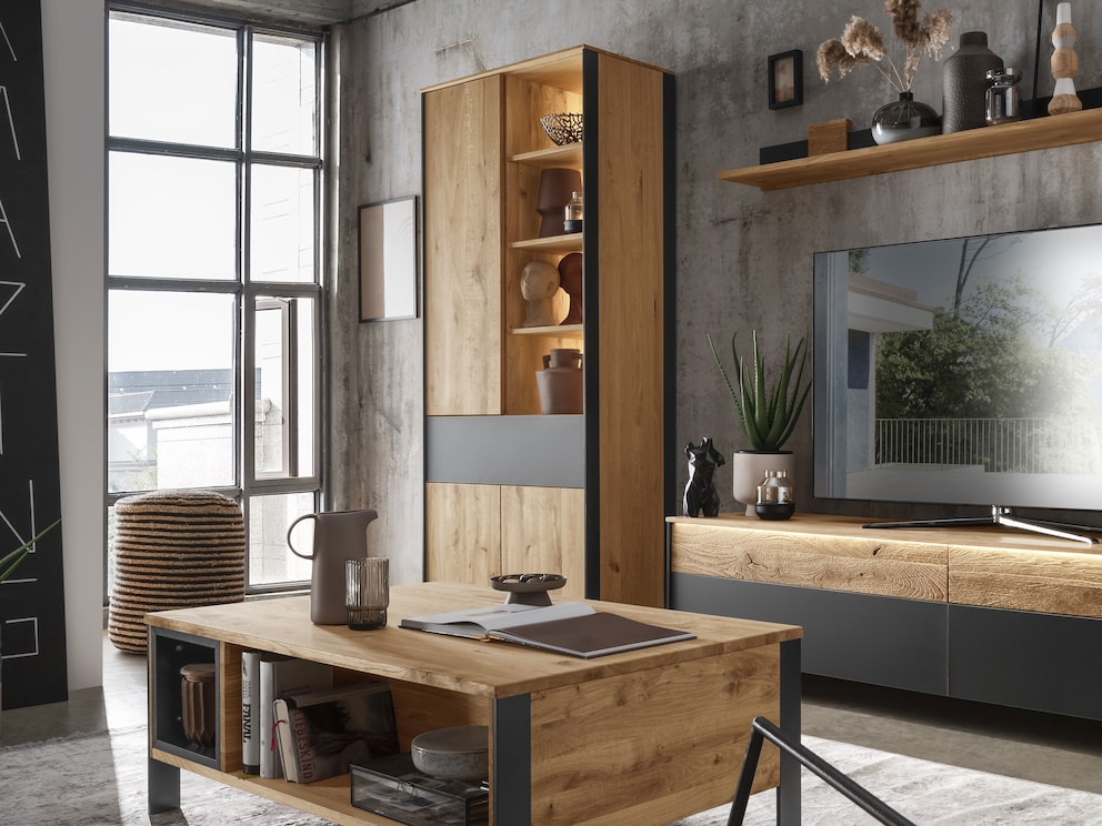 Les pieds plats en bois laqué noir apportent également une touche marquante au corps du meuble