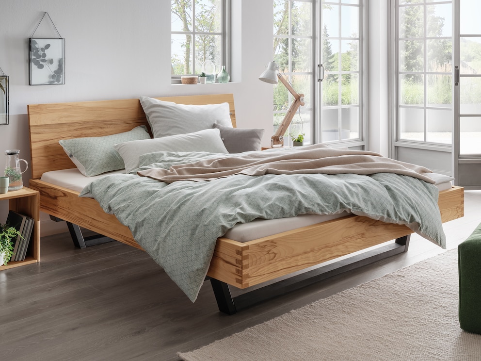 Modern zwevend bed zonder metaal - hier in elegant kernbeukenhout