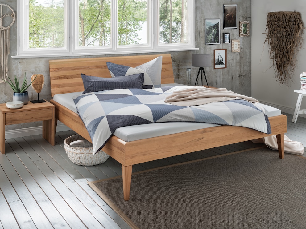 Lit en bois massif « Alasco » ici en cœur de hêtre vif avec tête de lit smockée de caractère