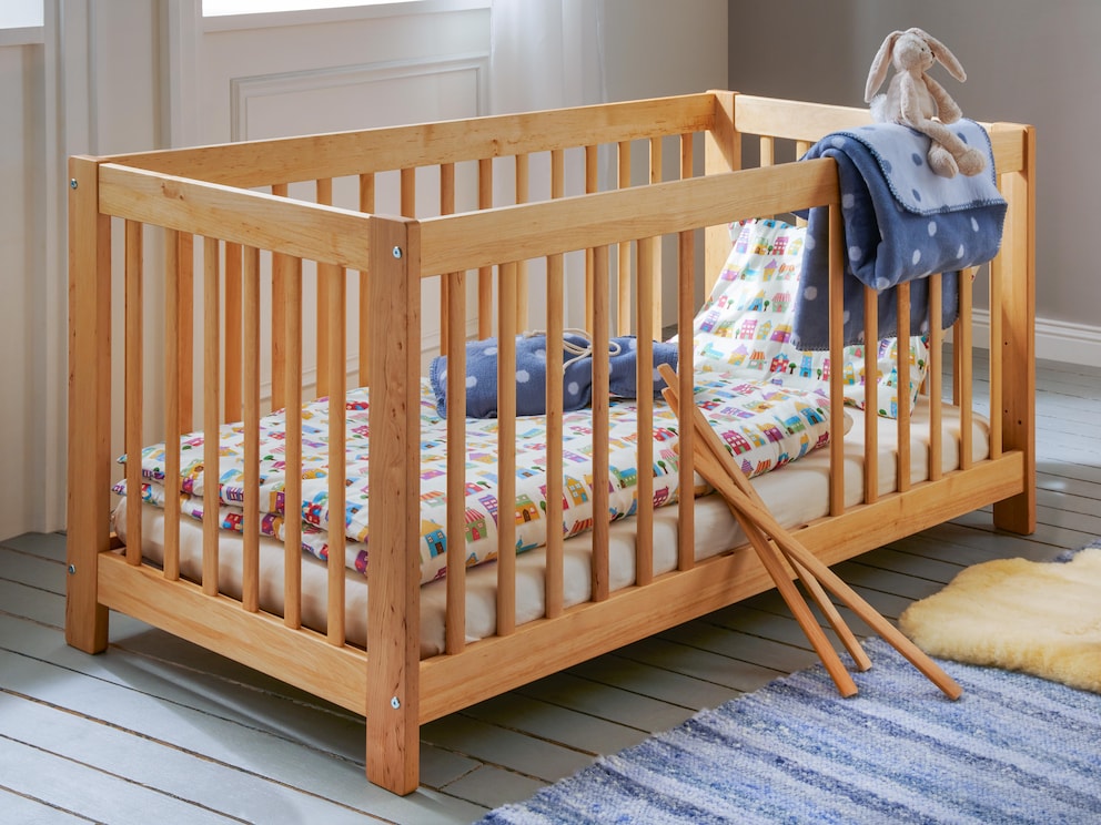3 herausnehmbare Schlupfsprossen ermöglichen Kleinkindern den sicheren Ausstieg aus dem Bett