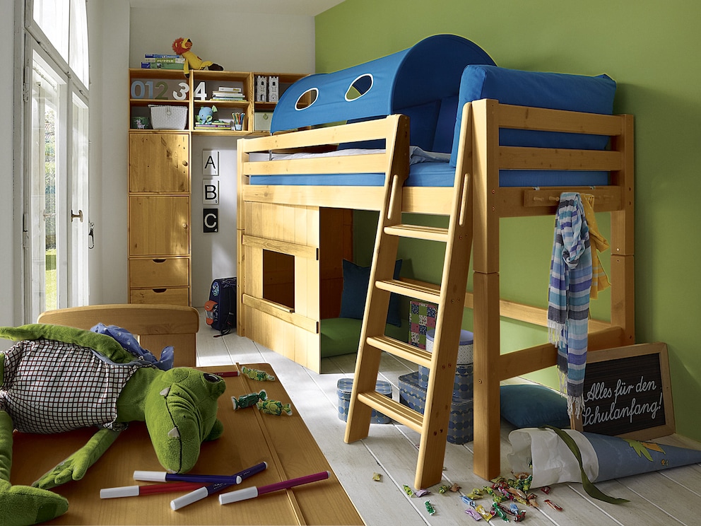 Le lit mezzanine un peu plus haut avec escalier en pin lessivé et revêtement en bois en option