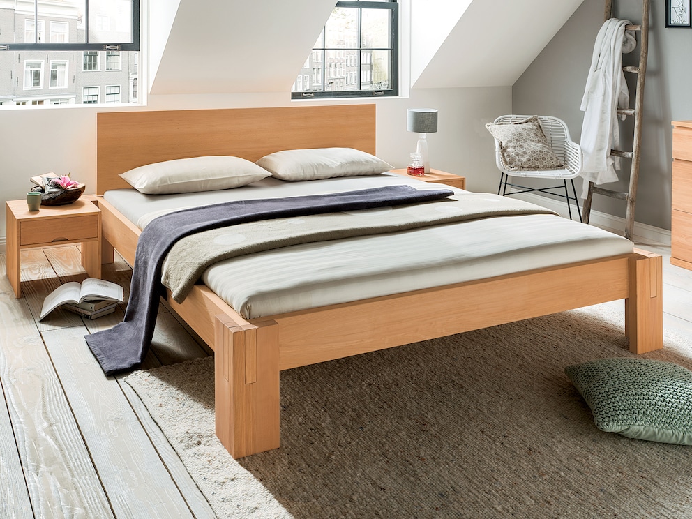 Metaalvrij bed Salerno in beuken met doorlopend hoofdbord