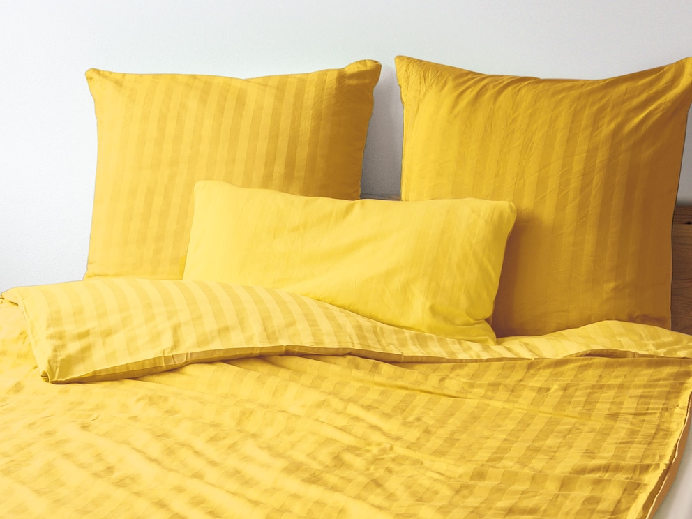 Le linge de lit en satin à rayures « Kastilia-Colora » s’agence à tout
