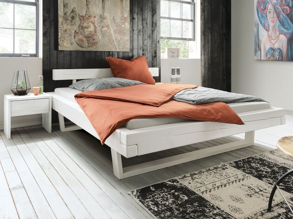 Le lit à poutres suspendues blanc « Astilla » allie confort rustique et chic moderne.