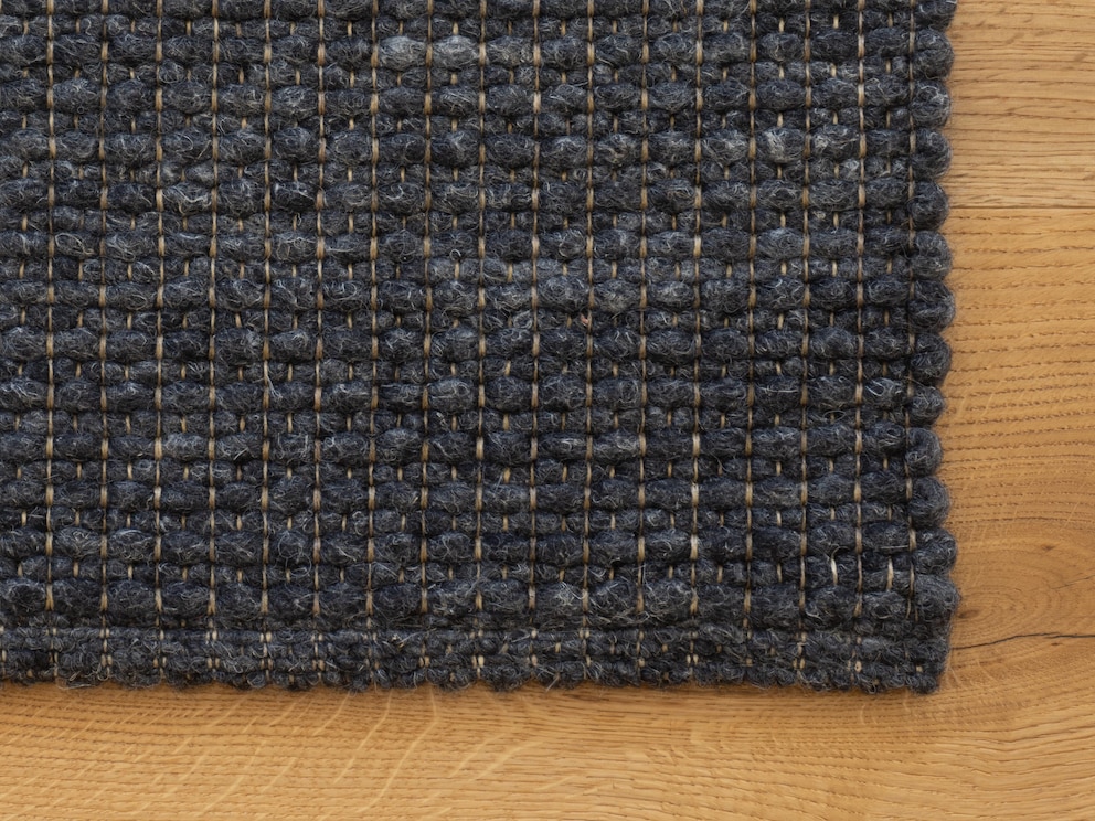Le tapis robuste est réversible