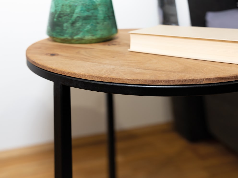 Adembenemend contrast van massief wild eikenhout en koud metaal