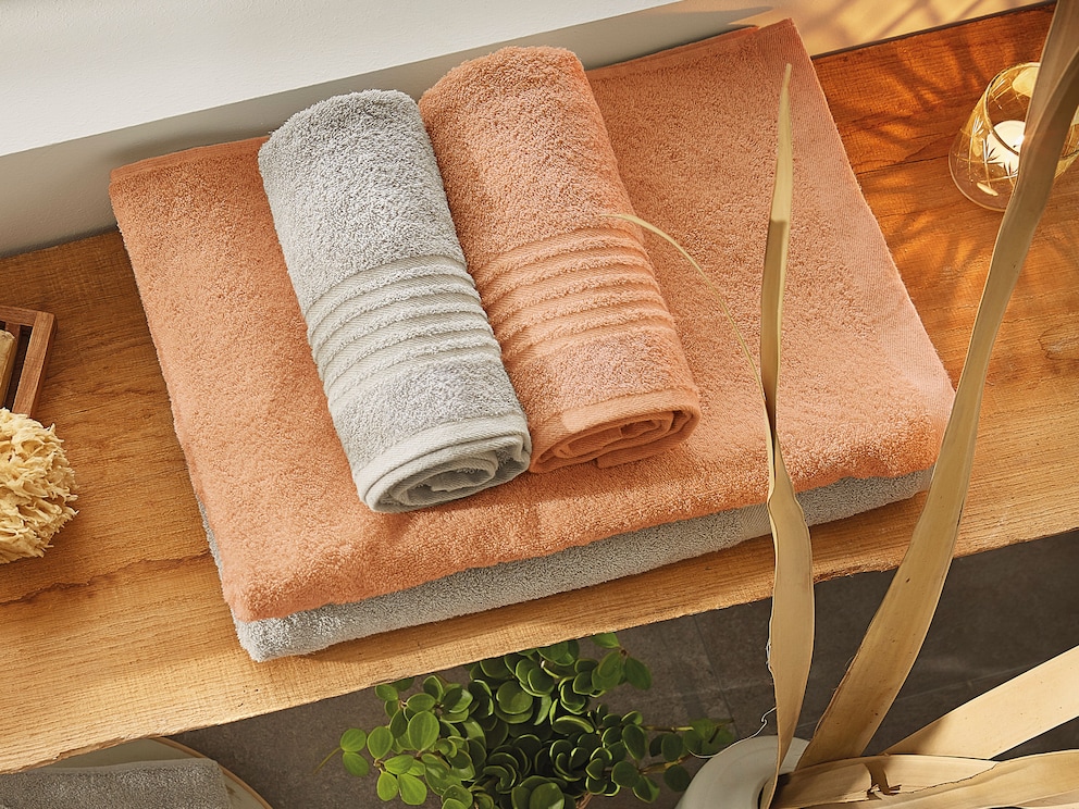 Lavari douchehanddoek in een eenvoudig ontwerp met reliëf strepen - hier in zilver en terra