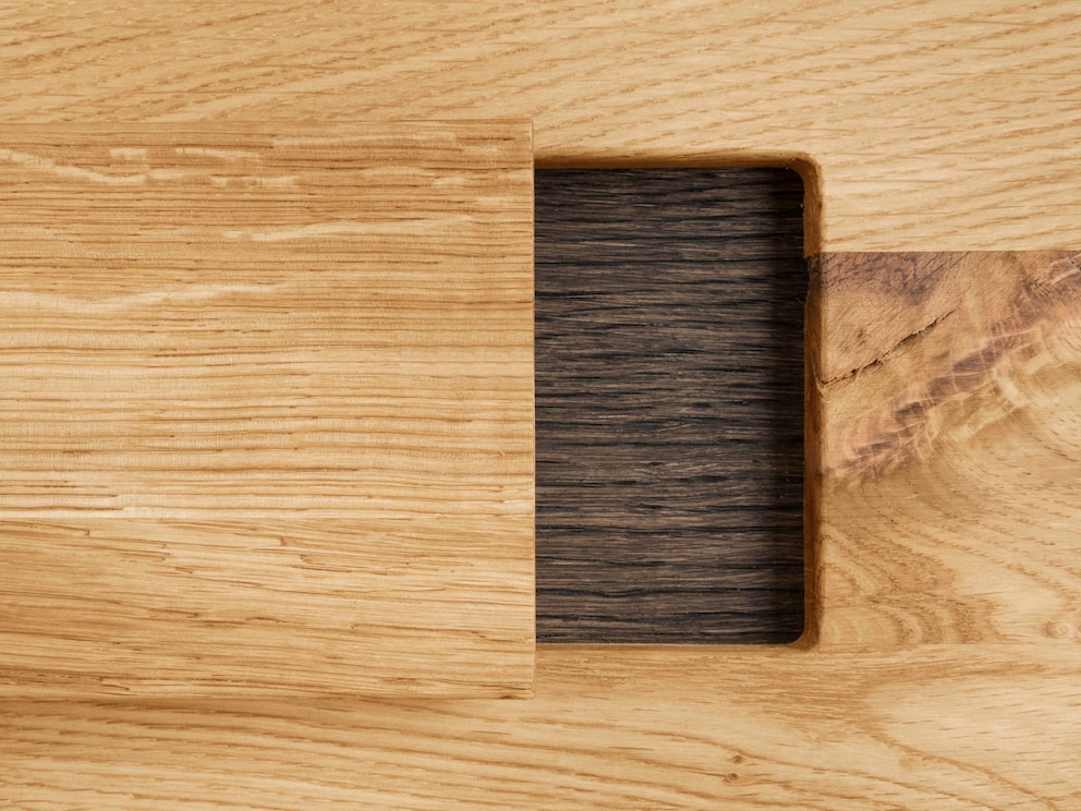 Solution de préhension fantaisiste : poignées en bois anguleuses et rapportées sur fond teinté foncé