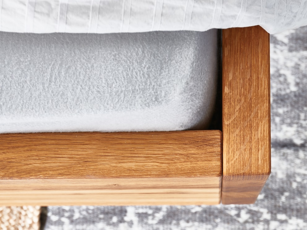 Bedframe gemaakt van massief wild eikenhout en een framedikte van 40 mm