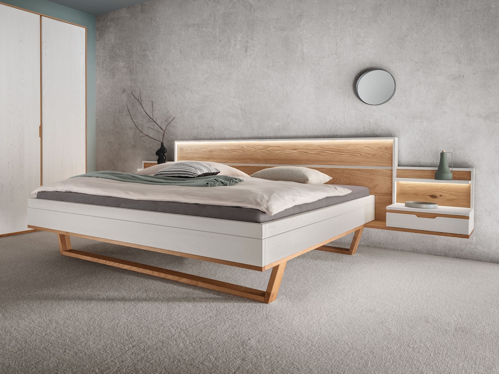 Ce lit fait bonne figure aussi bien dans un loft urbain que dans une chambre à coucher de style cottage, ici en blanc