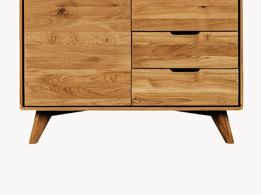 De filigraan, licht uitlopende poten benadrukken het Scandinavische design.