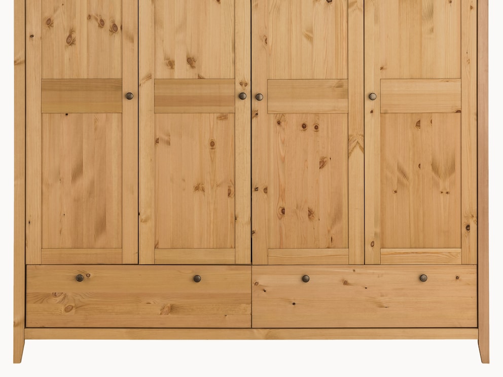 Slim aflopende pootjes, aantrekkelijk sierfreeswerk en decoratieve messing knopgrepen zorgen voor een prachtige uitstraling