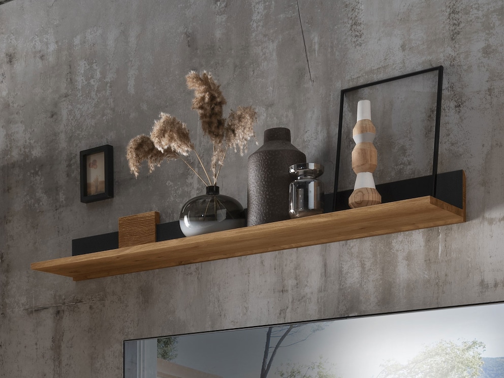 Het antracietkleurige glazen achterpaneel vormt een modern contrast met het hout