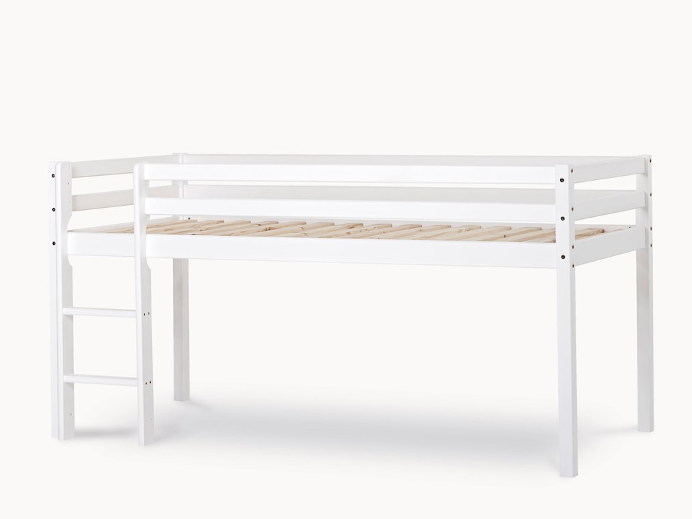 In klassischem Weiß passt das Bett farblich in jedes Kinderzimmer