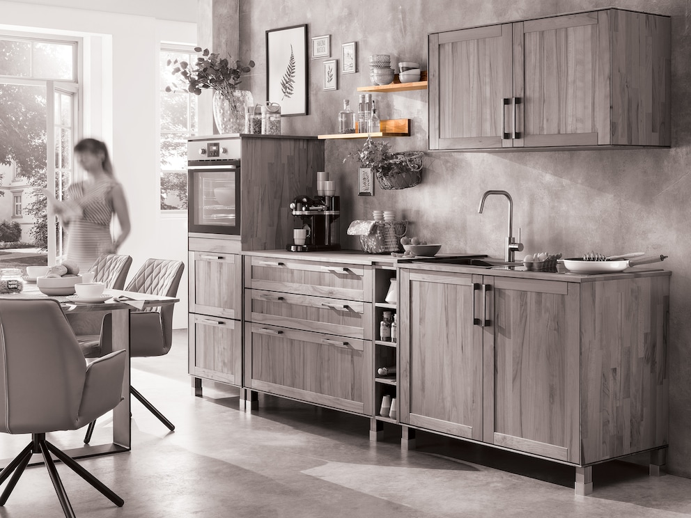 Exemple de combinaison pour la cuisine modulaire en bois massif « Mediterano », ici avec des étagères de cuisine en cœur de hêtre animé