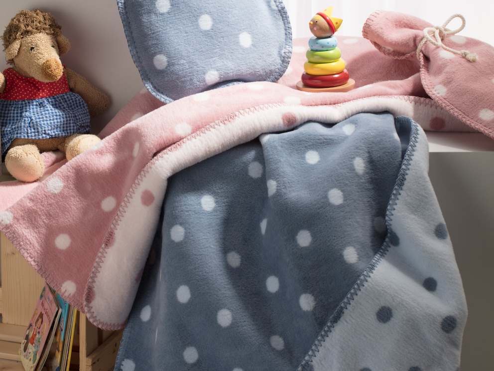 « Cotona-Puntino » ne séduit non seulement par son motif à pois amusant, mais aussi par son visuel réversible raffiné