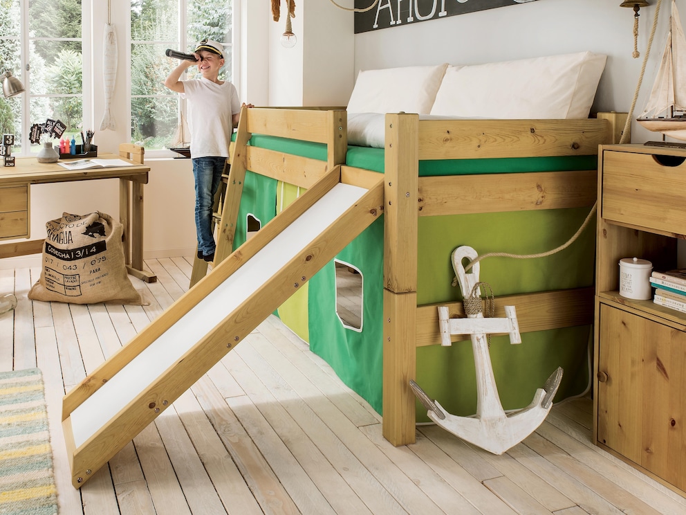 Massieve bedstijlen en brede zijpanelen maken het bed ook optisch stabiel, hier in uitgeloogde den