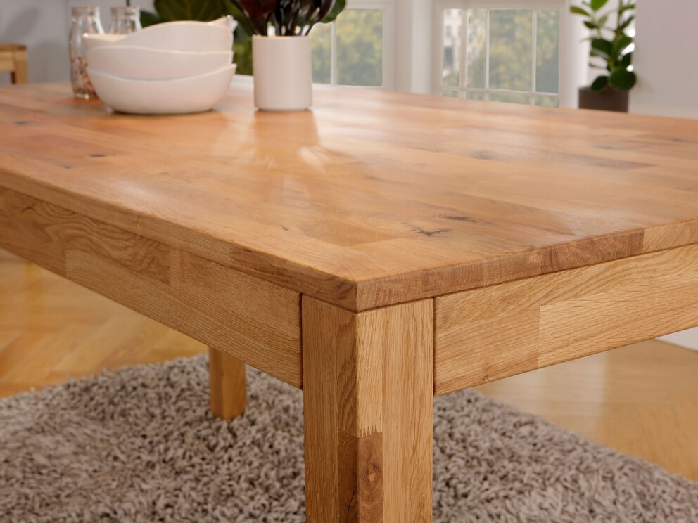 De rand en de tafelpoten zijn direct aan de rand van de tafel bevestigd