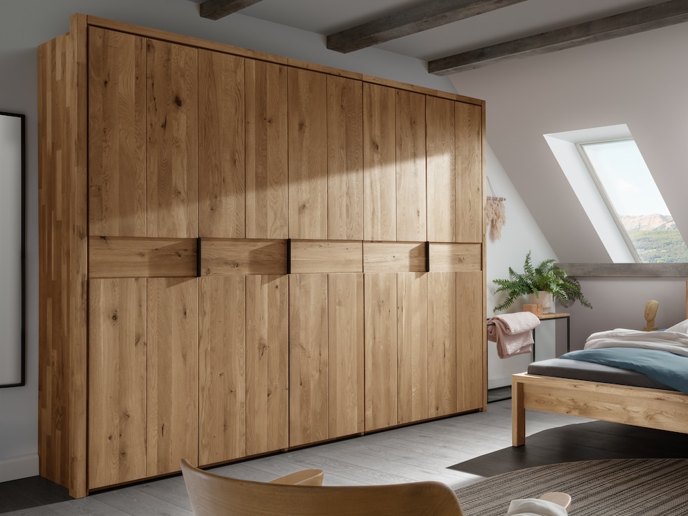 Kledingkast Capania met een modern, eenvoudig ontwerp, hier het 5-deurs model