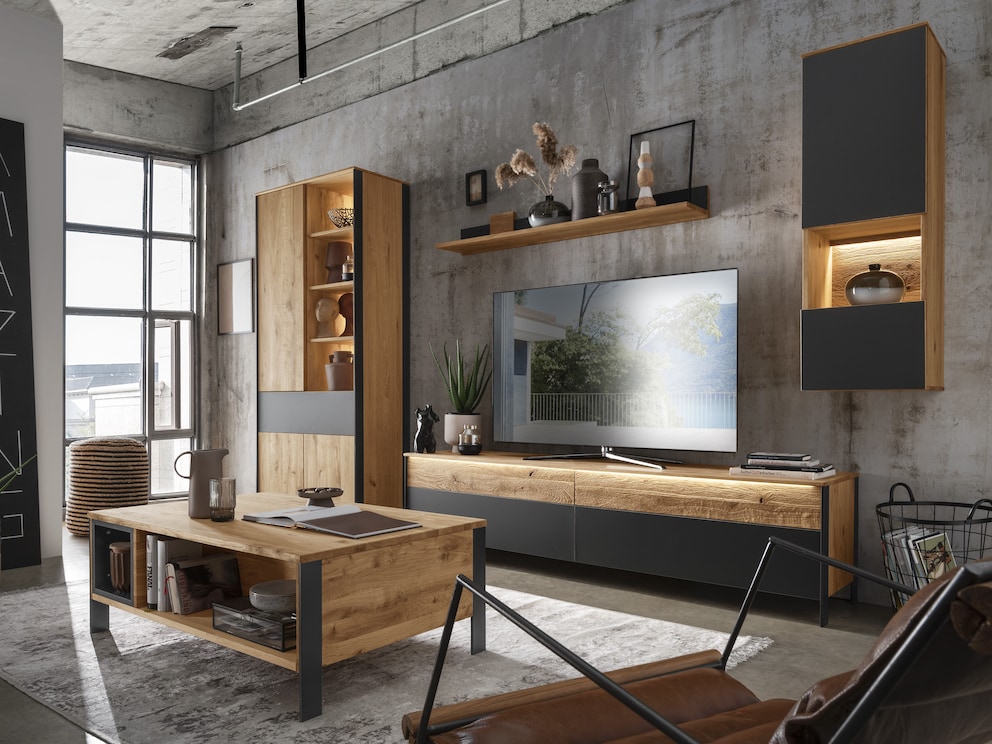 Table basse spacieuse et moderne à l'allure urbaine, fabriquée en chêne sauvage noble et rustique