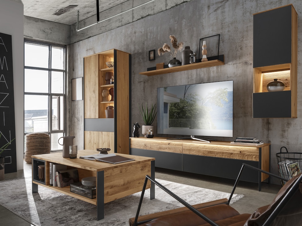 Vitrine « Fira » : un meuble fascinant en chêne sauvage massif dans un jeu de contrastes