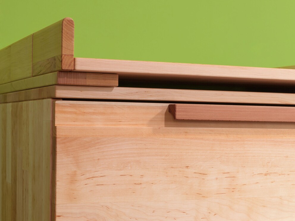 Het blad van de luiertafel is afneembaar en kan dan als legplank gebruikt worden
