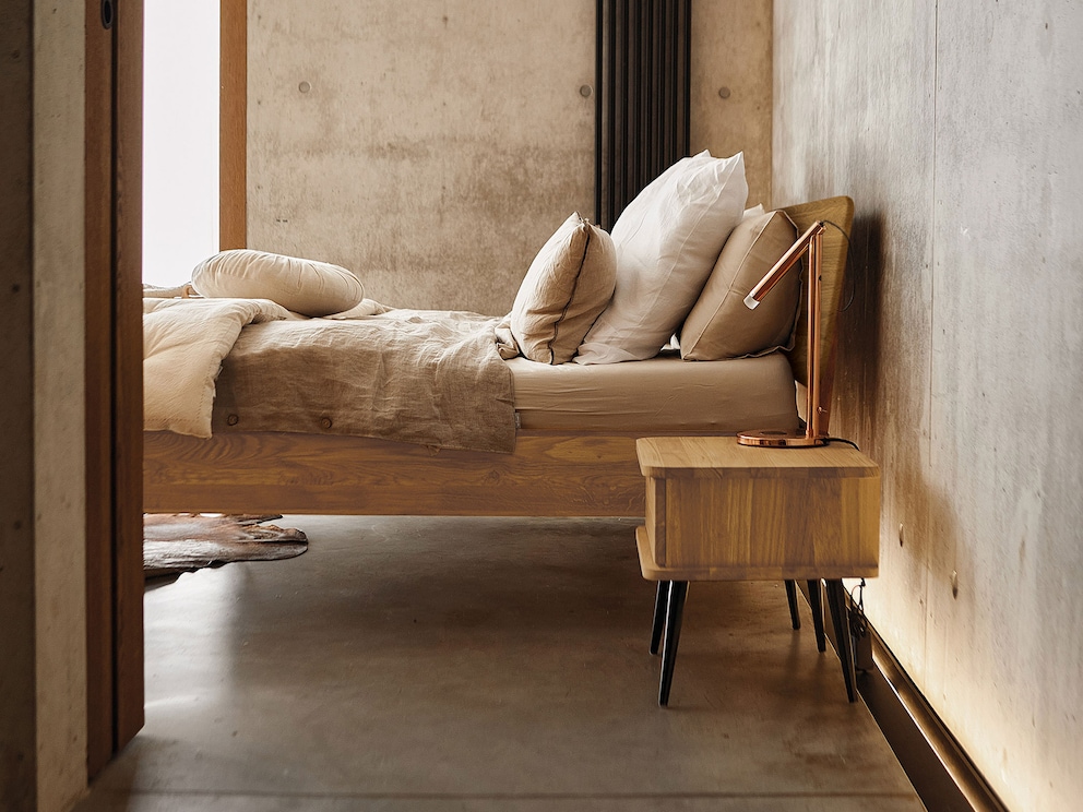 Bed Ondas brengt massief hout op de voorgrond met zijn minimalistische ontwerp