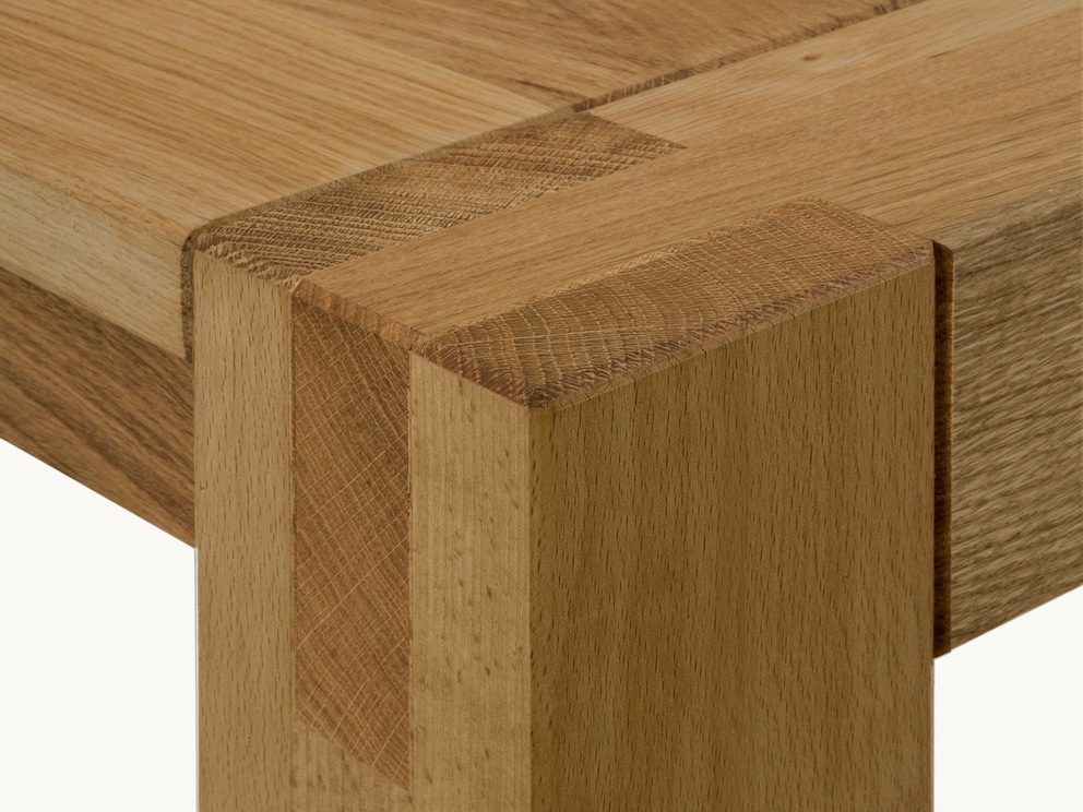 De zwaluwstaartverbinding van de poten van de bank heeft een bijzonder elegant effect