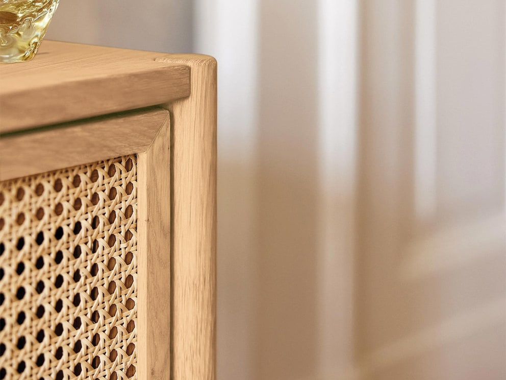 Schlanke Säulenfüße, handwerklich perfekt in die Deckplatte integriert