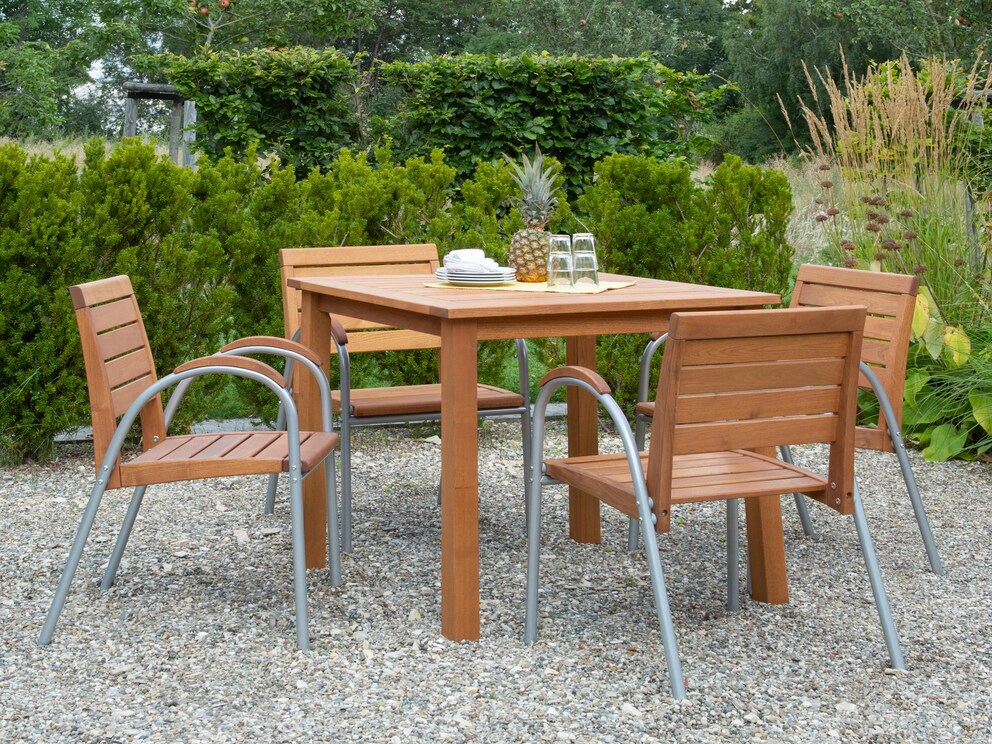 Ici, la table 90x90 cm combinée de façon moderne avec des chaises de jardin « Celano-Acero ».
