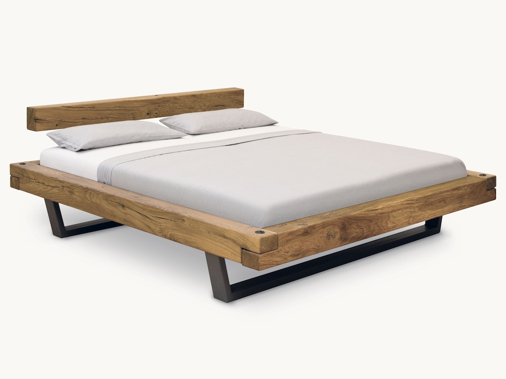 Schwebe-Balkenbett Madea in Wildeiche mit Metallkufen