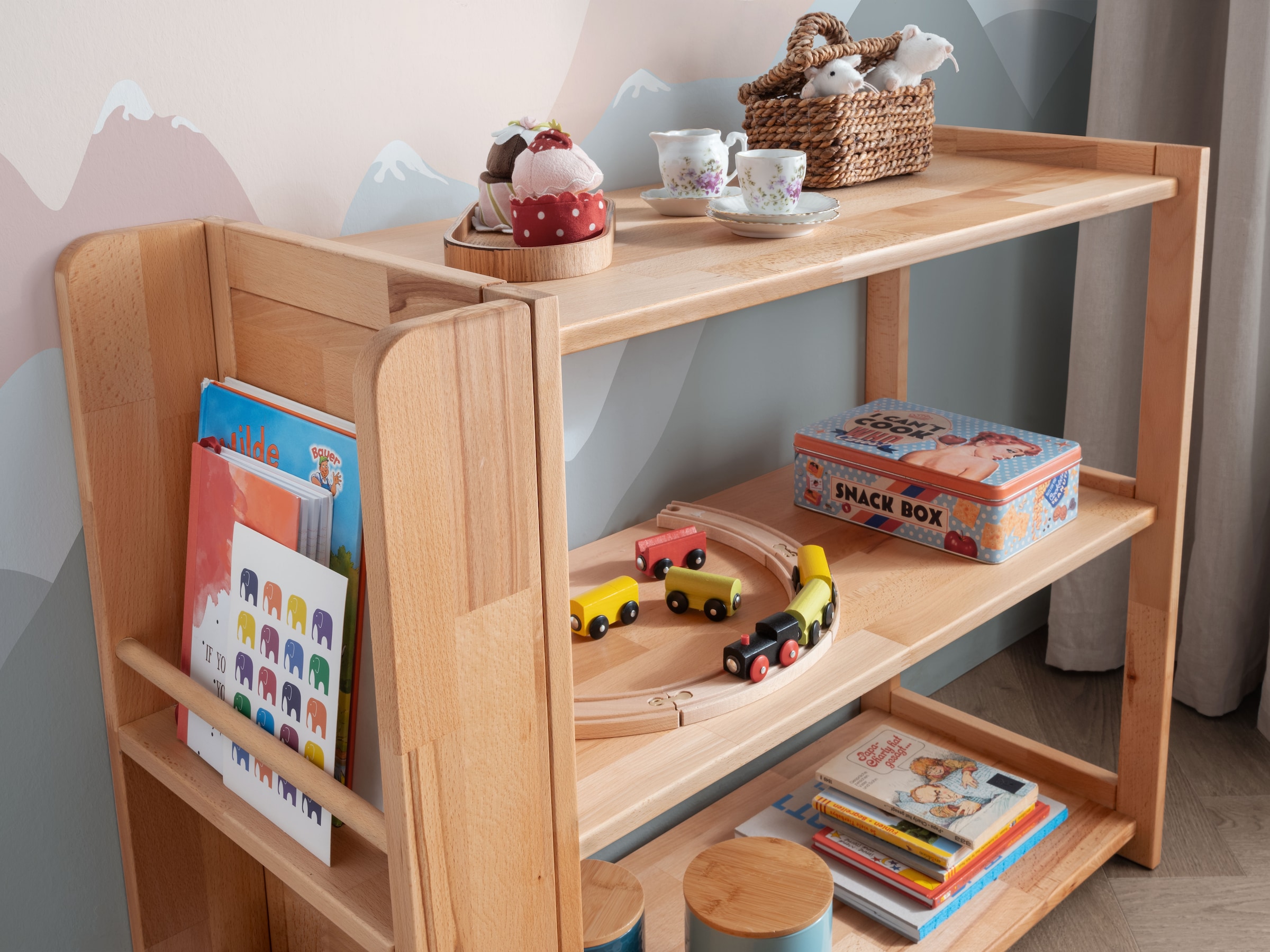 Het ontwikkelen van zelfstandigheid en creativiteit met montessori speelgoed - Kind van Hetereveld