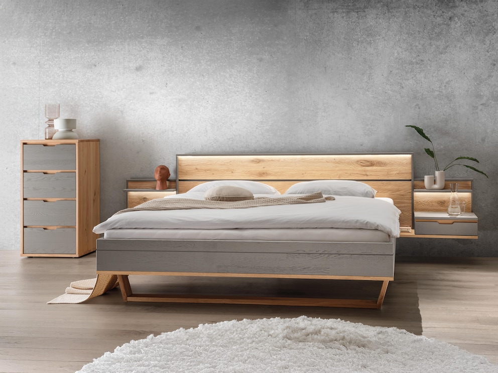 Commode « Gravia » aux formes épurées et aux accents colorés captivants, ici dans sa variante haute en gris