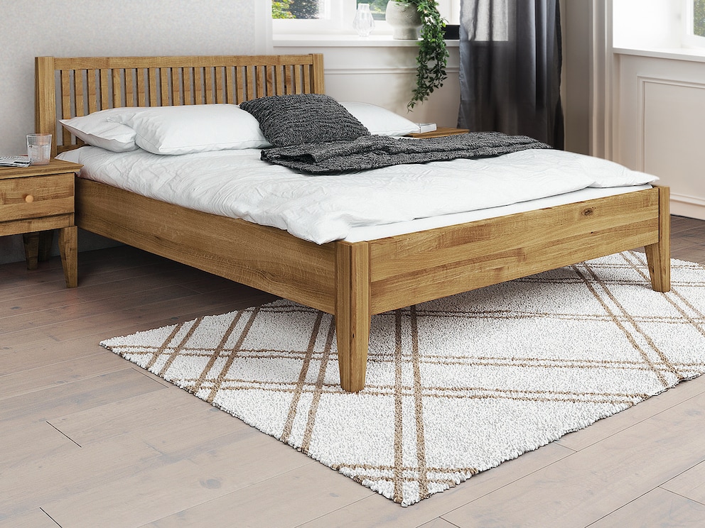 De taps toelopende bedpoten zijn in dezelfde vorm aan de bedframes bevestigd