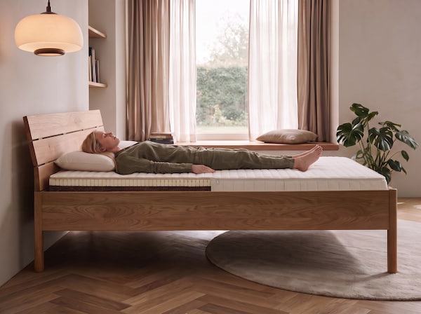 Schicht-Matratze mit 5-Zonen-Körperstützsystem und anschmiegsamer Oberfläche