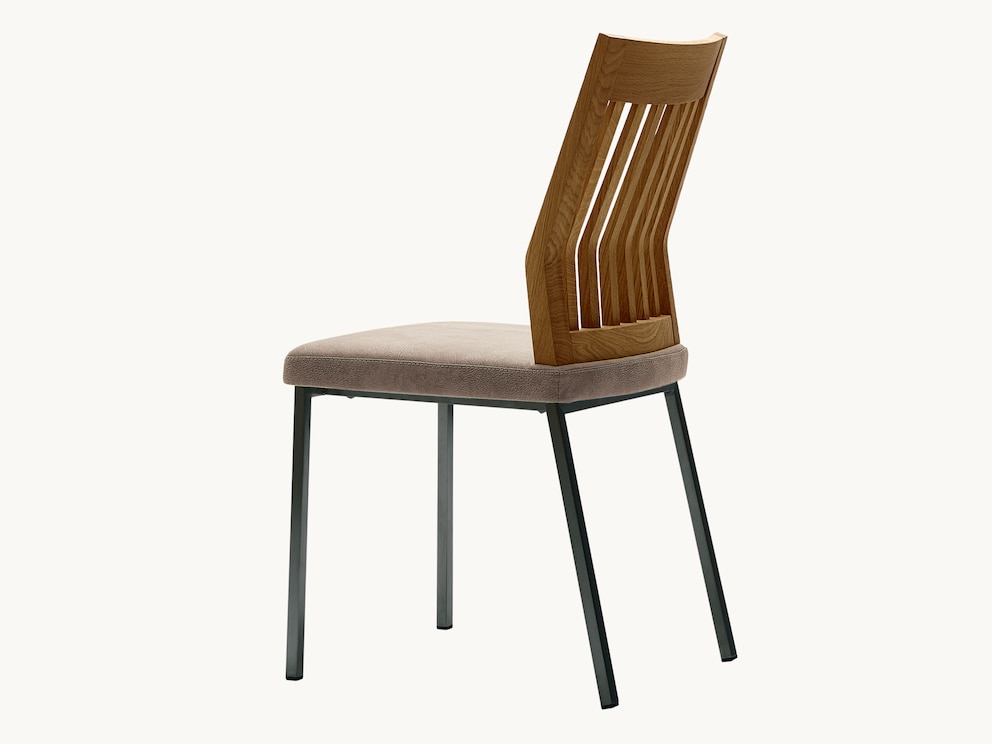 Tijdloze combinatie van roestvrij stalen frame, rugleuning in eiken en lederen bekleding in elegant beige