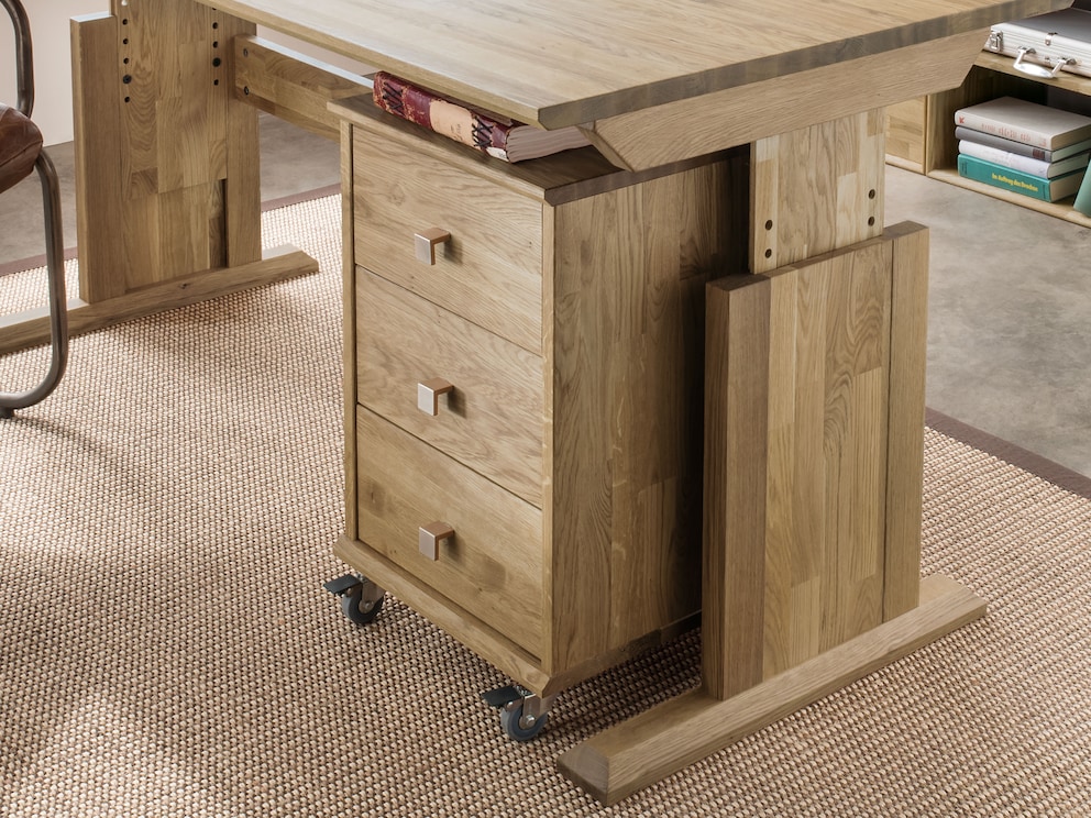 Ruime verrijdbare sokkel met 3 laden, hier gemaakt van opvallend eikenhout