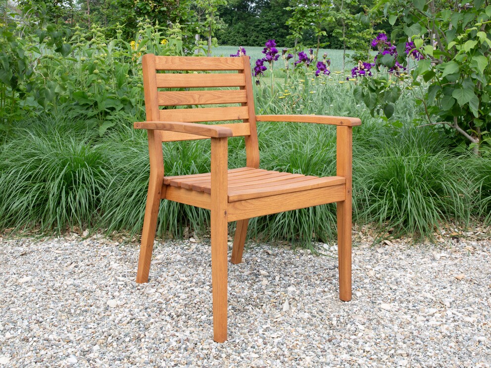 Design robuste et massif avec un cadre large et légèrement en retrait