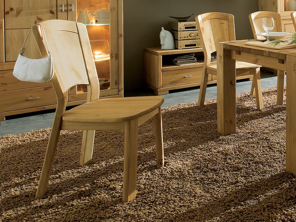 Stuhl Mascella - harmonisches Design in massiver Kiefer, hier gelaugt/geölt