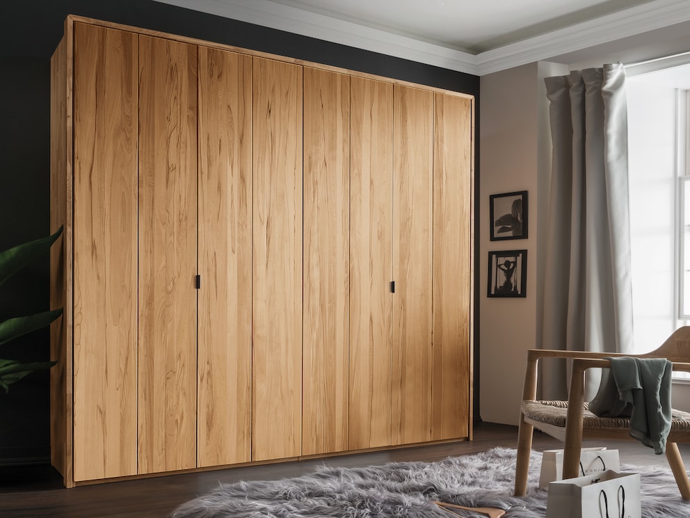 Armoire en cœur de hêtre avec 4 portes à 60 carreaux et passe-partout en option