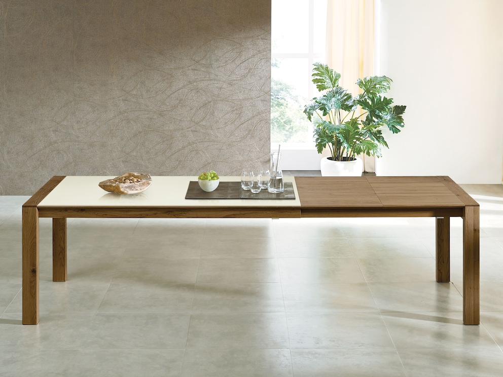De uitklapbare inzetstukken van de optionele frameverlenging zijn altijd van massief hout - verkrijgbaar in 50 cm en 100 cm (hier de tafel in wild eiken).