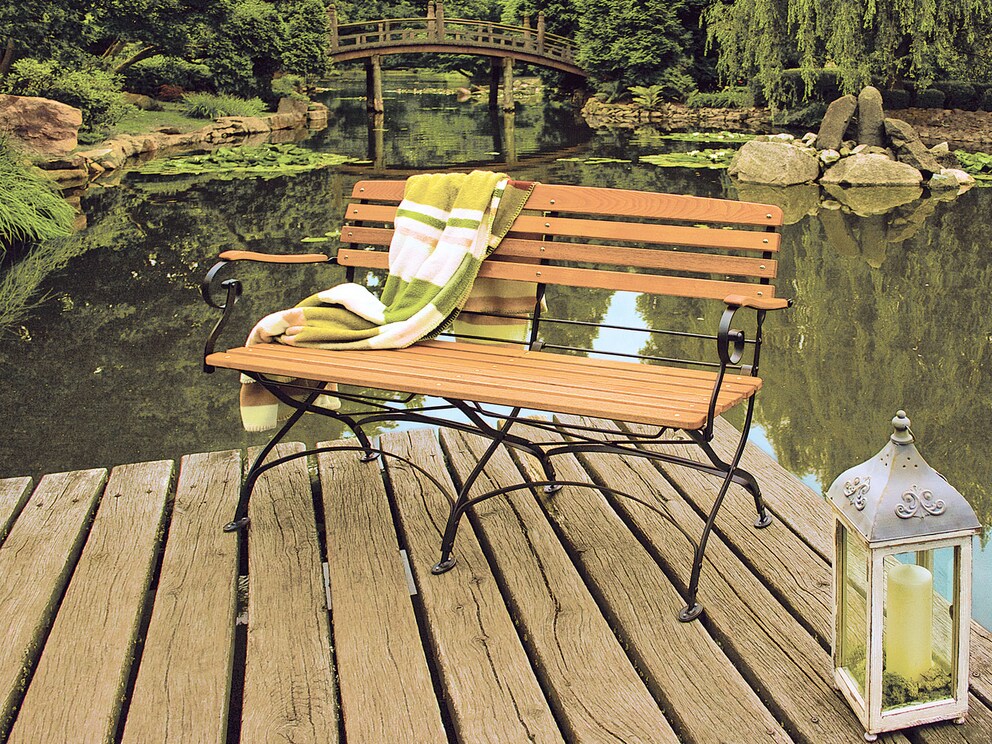 Klassiek elegante tuinbank met comfortabel gevormde lattenbodem