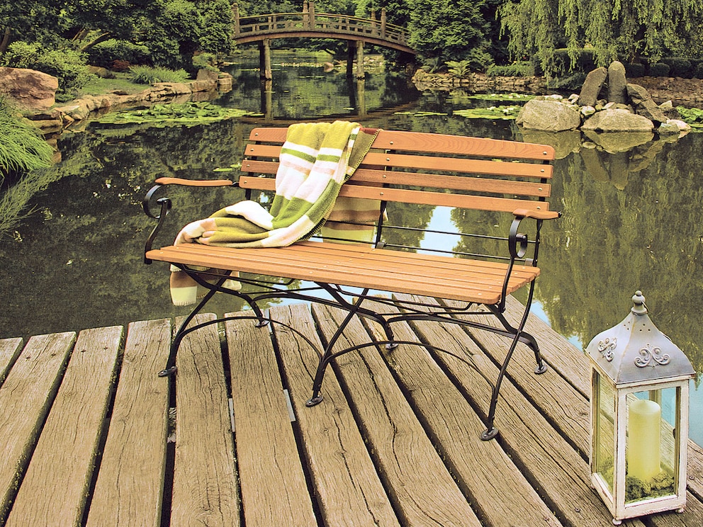 Klassisch elegante Gartenbank mit bequem geformter Lamellen-Sitzfläche