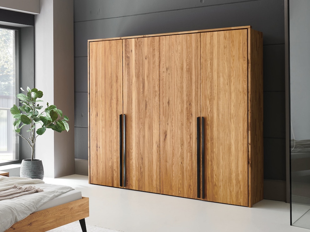 L'armoire « Albero » convainc par ses formes claires, ici avec une surface huilée et un cadre passe-partout