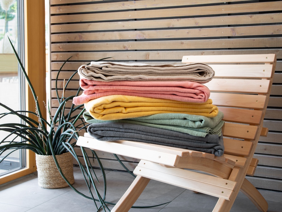 Couverture polaire en coton colorée avec bordure à piqûre décorative assortie